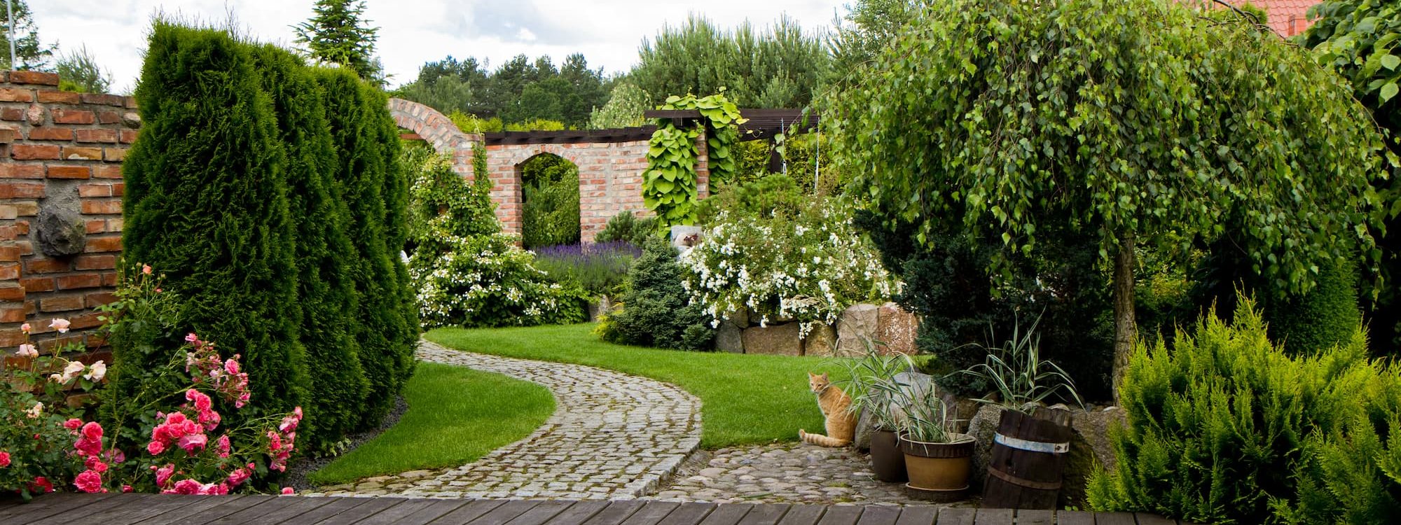 Terrasse, all&eacute;e ou muret : comment bien associer les mat&eacute;riaux dans votre jardin ? S&eacute;lestat