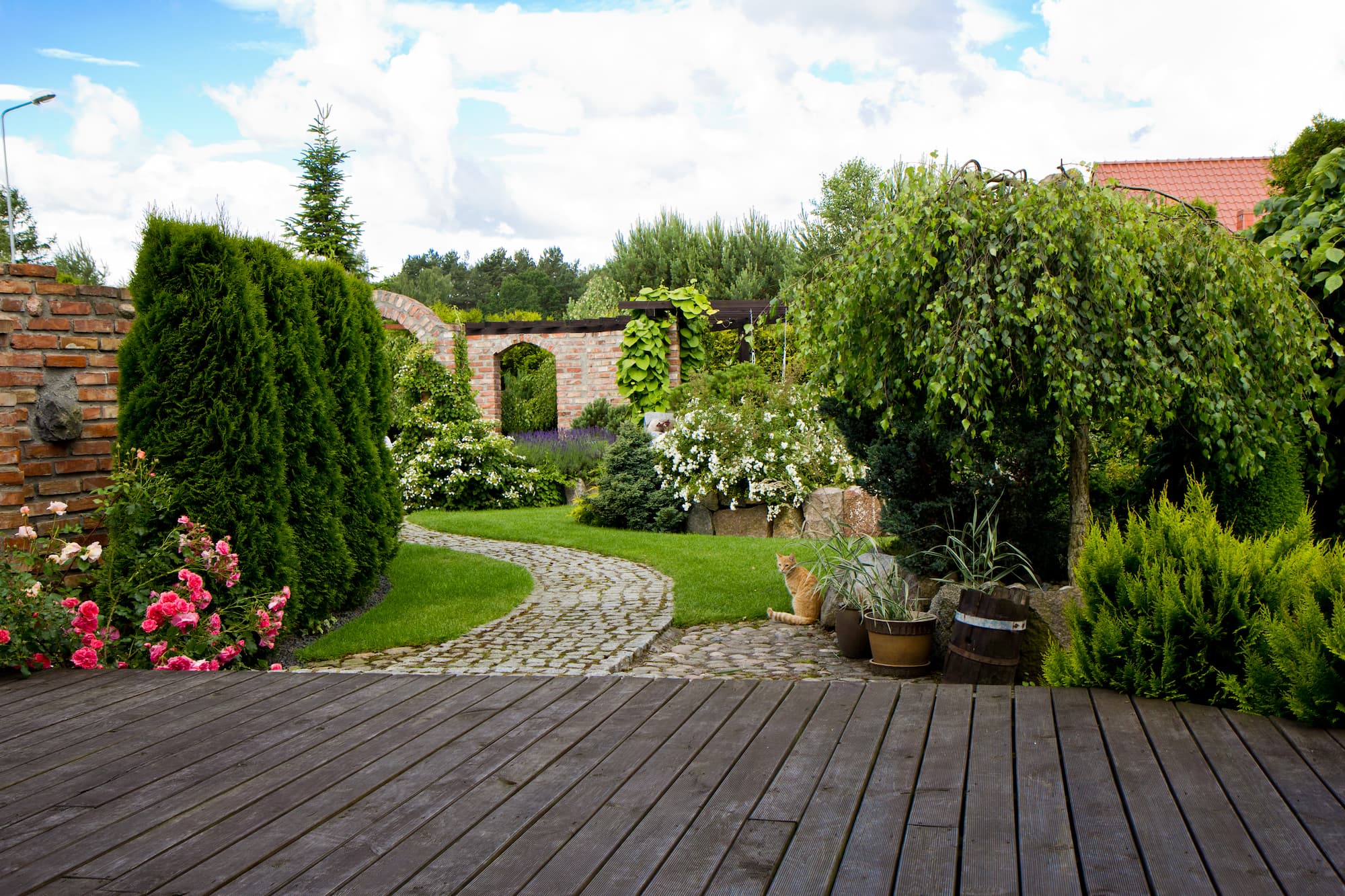 Terrasse, all&eacute;e ou muret : comment bien associer les mat&eacute;riaux dans votre jardin ? S&eacute;lestat